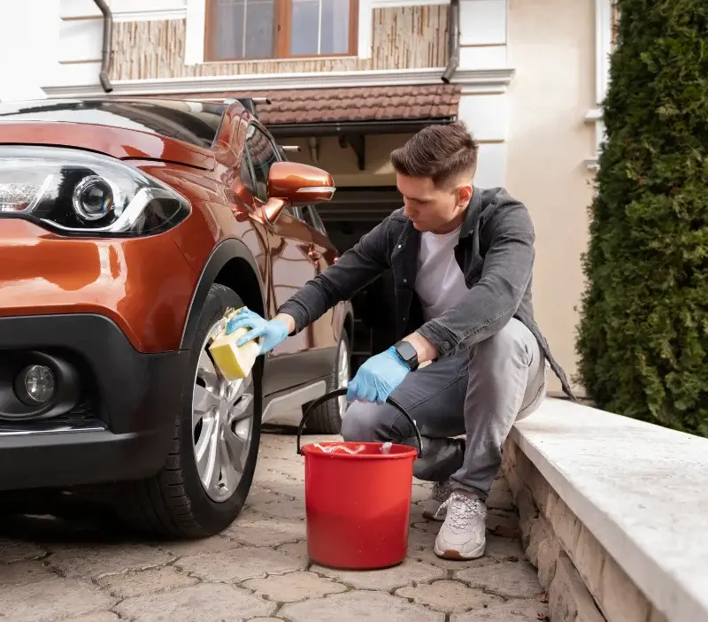 Lavage auto à domicile Saint-Aubin-les-Forges : professionnel intervenant sur un véhicule